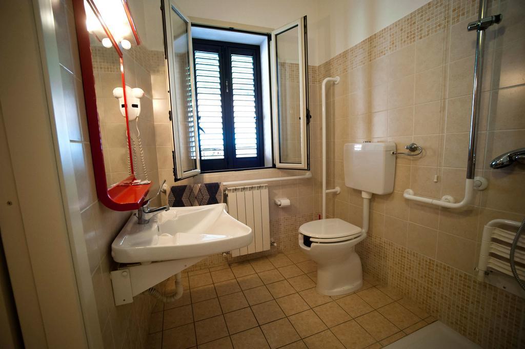 Albergo Magrini Della Genga Genga  Habitación foto