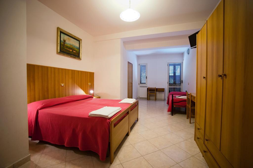 Albergo Magrini Della Genga Genga  Habitación foto